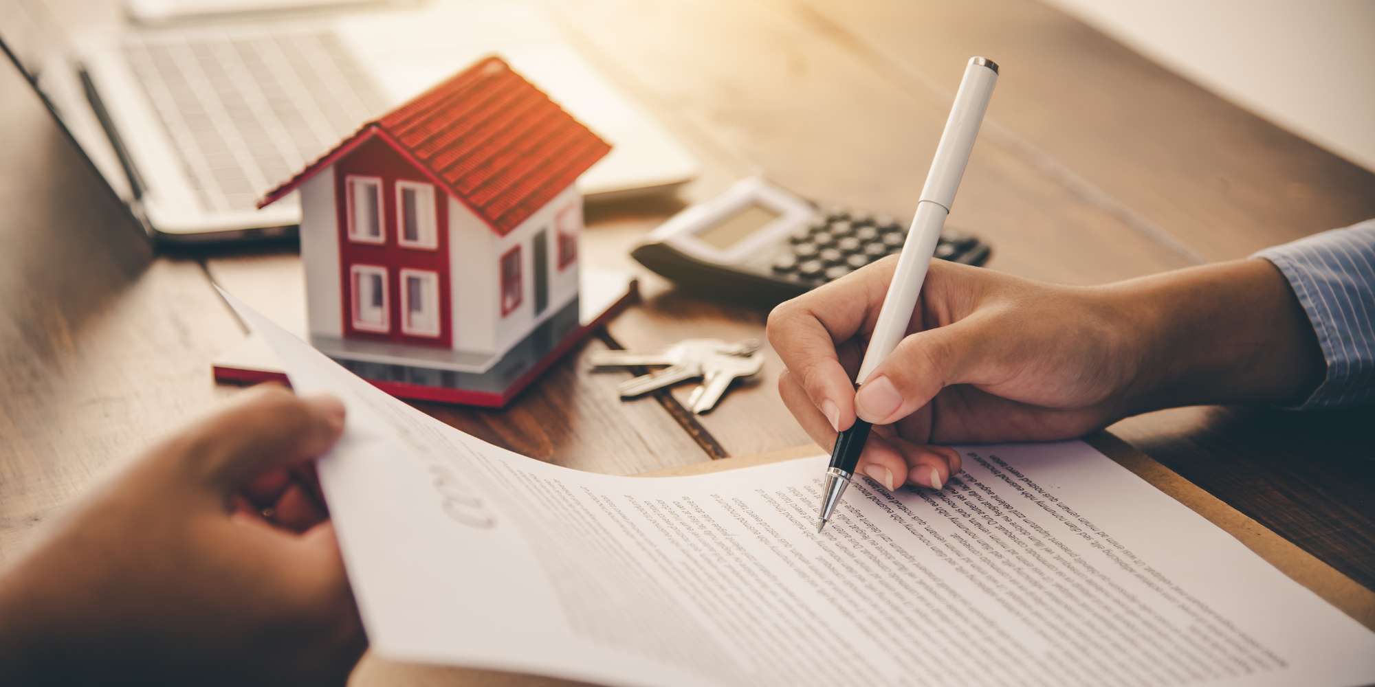 signing mortgage contract